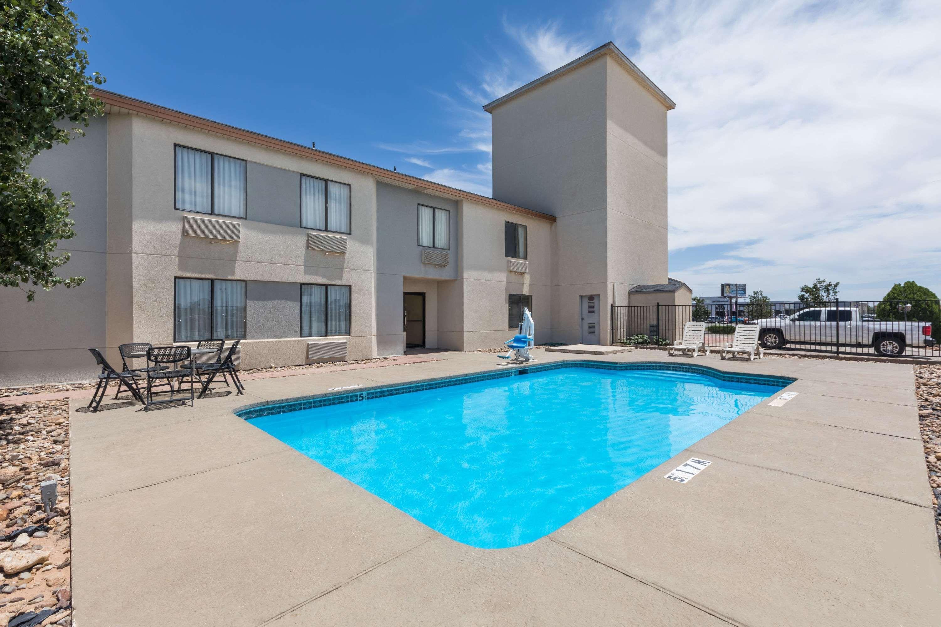 Super 8 By Wyndham Midland Motel Exterior photo