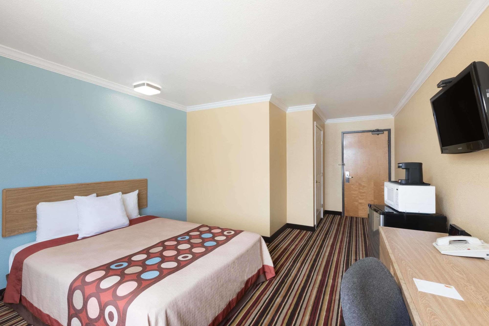 Super 8 By Wyndham Midland Motel Exterior photo